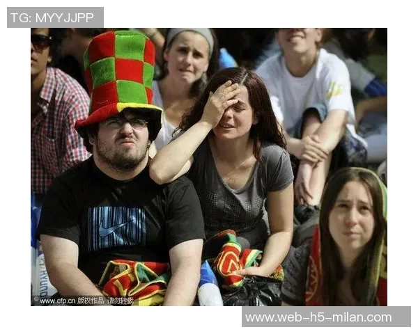 女友现场观战克莱表现失常末节未上场仅得8分失误2次令人失望 女友现场观战克莱表现失常末节未上场仅得8分失误2次令人失望